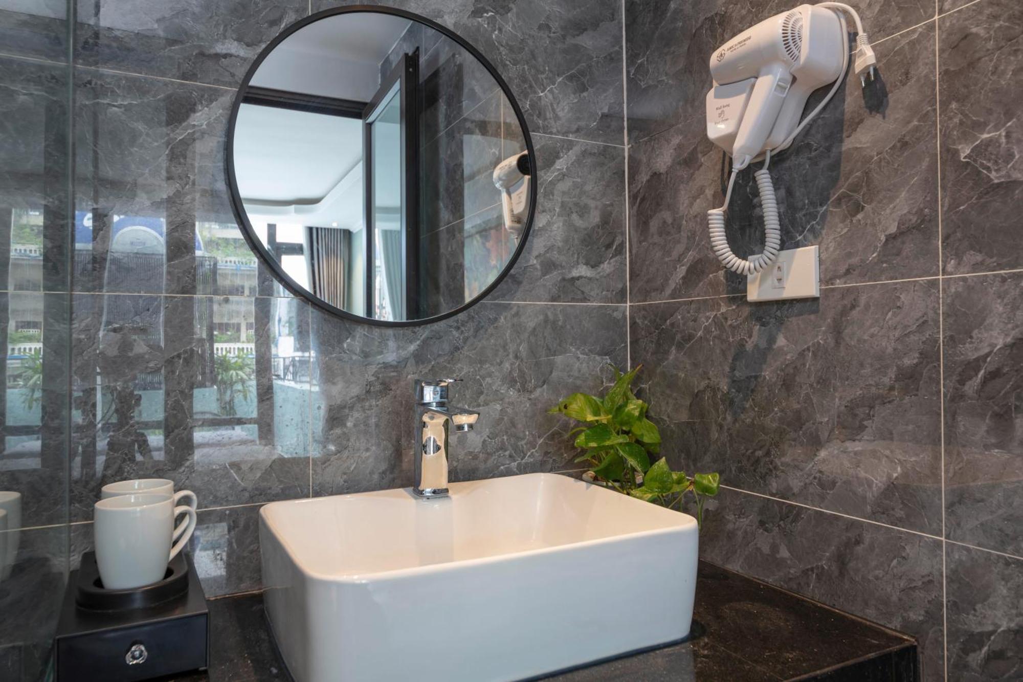Madelise Amica Hotel And Travel Ханой Номер фото